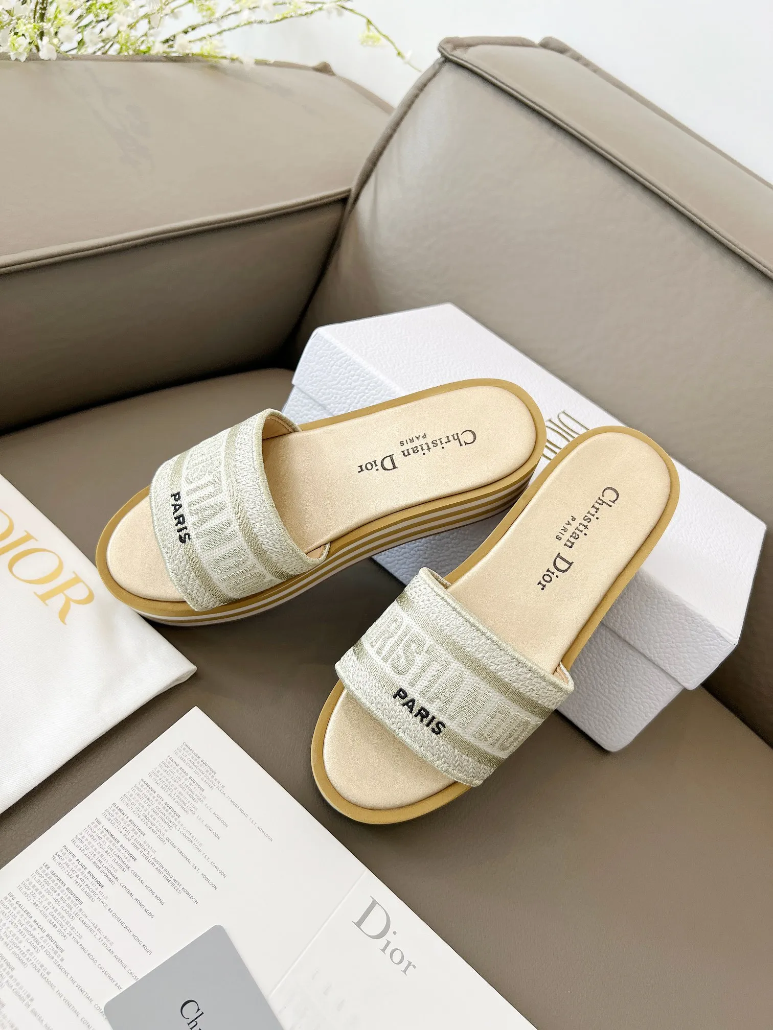 👟👟Ex-factory price 480👟👟 Dior's new spring and summer IVIETA DWAY jelly-colored flat-soled one-slip women's shoes with CD letter logo three-dimensional embroidery thick-soled round toe open-toe slippers. The original version is developed to be the top version on the market. It feels soft and delicate on the feet and is extremely comfortable. Material: Upper imported raffia electric embroidery high-temperature water-soluble cotton technical fabric + water-dyed cowhide foot pad lining + original consistent combination outsole Outsole: original outsole Size: 35-42 (40.41.42 custom-made, non-refundable and non-exchangeable)